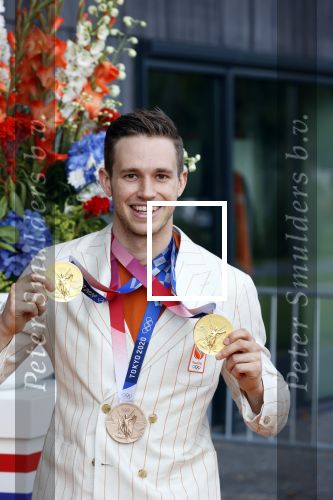 Den Haag 10 augustus 2021
De olympische sporters die een medaille hebben gewonnen op de olympische spelen van Tokyo worden geeerd door oa Mark Rutte en Minister Stef Blok. De huldiging vint plaats in het sportcentrum in het zuiderpark.
Aanwezig oa  Sifan Hassan Harrie Lavreysen  Kiran Badloe Annemiek v d Vleuten Niek Kimmann Shanne Braspennincx Abdi Nageeye Jeffrey Hoogland Gabriella Schloesser Steve Wijler Arno Kamminga Sharon v Rouwendaal Tom Dumoulin Anouk Vetter Femke Bol Nouchka Fontijn Merel Smulders Sanne v Dijke Maikel v d Vleuten Kirsten Wild Annemiek Bekkering Annette Duetz Emma Oosterwegel Marit Bouwmeester Anna v d Breggen Roy v d Berg , heren 4 roeien , dames 2 roeien, heren 4x 400m  en het nederlands dames hockeyteam .Ook chef de Mission Pieter v d Hoogenband is er natuurlijk bij .