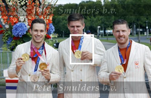 Den Haag 10 augustus 2021
De olympische sporters die een medaille hebben gewonnen op de olympische spelen van Tokyo worden geeerd door oa Mark Rutte en Minister Stef Blok. De huldiging vint plaats in het sportcentrum in het zuiderpark.
Aanwezig oa  Sifan Hassan Harrie Lavreysen  Kiran Badloe Annemiek v d Vleuten Niek Kimmann Shanne Braspennincx Abdi Nageeye Jeffrey Hoogland Gabriella Schloesser Steve Wijler Arno Kamminga Sharon v Rouwendaal Tom Dumoulin Anouk Vetter Femke Bol Nouchka Fontijn Merel Smulders Sanne v Dijke Maikel v d Vleuten Kirsten Wild Annemiek Bekkering Annette Duetz Emma Oosterwegel Marit Bouwmeester Anna v d Breggen Roy v d Berg , heren 4 roeien , dames 2 roeien, heren 4x 400m  en het nederlands dames hockeyteam .Ook chef de Mission Pieter v d Hoogenband is er natuurlijk bij .