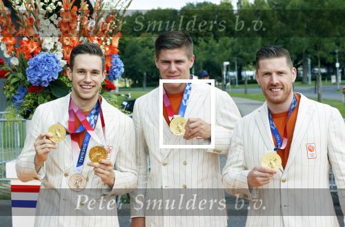 Den Haag 10 augustus 2021
De olympische sporters die een medaille hebben gewonnen op de olympische spelen van Tokyo worden geeerd door oa Mark Rutte en Minister Stef Blok. De huldiging vint plaats in het sportcentrum in het zuiderpark.
Aanwezig oa  Sifan Hassan Harrie Lavreysen  Kiran Badloe Annemiek v d Vleuten Niek Kimmann Shanne Braspennincx Abdi Nageeye Jeffrey Hoogland Gabriella Schloesser Steve Wijler Arno Kamminga Sharon v Rouwendaal Tom Dumoulin Anouk Vetter Femke Bol Nouchka Fontijn Merel Smulders Sanne v Dijke Maikel v d Vleuten Kirsten Wild Annemiek Bekkering Annette Duetz Emma Oosterwegel Marit Bouwmeester Anna v d Breggen Roy v d Berg , heren 4 roeien , dames 2 roeien, heren 4x 400m  en het nederlands dames hockeyteam .Ook chef de Mission Pieter v d Hoogenband is er natuurlijk bij .