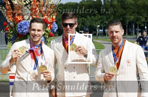 Den Haag 10 augustus 2021
De olympische sporters die een medaille hebben gewonnen op de olympische spelen van Tokyo worden geeerd door oa Mark Rutte en Minister Stef Blok. De huldiging vint plaats in het sportcentrum in het zuiderpark.
Aanwezig oa  Sifan Hassan Harrie Lavreysen  Kiran Badloe Annemiek v d Vleuten Niek Kimmann Shanne Braspennincx Abdi Nageeye Jeffrey Hoogland Gabriella Schloesser Steve Wijler Arno Kamminga Sharon v Rouwendaal Tom Dumoulin Anouk Vetter Femke Bol Nouchka Fontijn Merel Smulders Sanne v Dijke Maikel v d Vleuten Kirsten Wild Annemiek Bekkering Annette Duetz Emma Oosterwegel Marit Bouwmeester Anna v d Breggen Roy v d Berg , heren 4 roeien , dames 2 roeien, heren 4x 400m  en het nederlands dames hockeyteam .Ook chef de Mission Pieter v d Hoogenband is er natuurlijk bij .