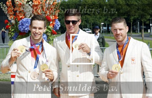 Den Haag 10 augustus 2021
De olympische sporters die een medaille hebben gewonnen op de olympische spelen van Tokyo worden geeerd door oa Mark Rutte en Minister Stef Blok. De huldiging vint plaats in het sportcentrum in het zuiderpark.
Aanwezig oa  Sifan Hassan Harrie Lavreysen  Kiran Badloe Annemiek v d Vleuten Niek Kimmann Shanne Braspennincx Abdi Nageeye Jeffrey Hoogland Gabriella Schloesser Steve Wijler Arno Kamminga Sharon v Rouwendaal Tom Dumoulin Anouk Vetter Femke Bol Nouchka Fontijn Merel Smulders Sanne v Dijke Maikel v d Vleuten Kirsten Wild Annemiek Bekkering Annette Duetz Emma Oosterwegel Marit Bouwmeester Anna v d Breggen Roy v d Berg , heren 4 roeien , dames 2 roeien, heren 4x 400m  en het nederlands dames hockeyteam .Ook chef de Mission Pieter v d Hoogenband is er natuurlijk bij .