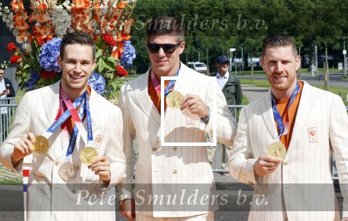 Den Haag 10 augustus 2021
De olympische sporters die een medaille hebben gewonnen op de olympische spelen van Tokyo worden geeerd door oa Mark Rutte en Minister Stef Blok. De huldiging vint plaats in het sportcentrum in het zuiderpark.
Aanwezig oa  Sifan Hassan Harrie Lavreysen  Kiran Badloe Annemiek v d Vleuten Niek Kimmann Shanne Braspennincx Abdi Nageeye Jeffrey Hoogland Gabriella Schloesser Steve Wijler Arno Kamminga Sharon v Rouwendaal Tom Dumoulin Anouk Vetter Femke Bol Nouchka Fontijn Merel Smulders Sanne v Dijke Maikel v d Vleuten Kirsten Wild Annemiek Bekkering Annette Duetz Emma Oosterwegel Marit Bouwmeester Anna v d Breggen Roy v d Berg , heren 4 roeien , dames 2 roeien, heren 4x 400m  en het nederlands dames hockeyteam .Ook chef de Mission Pieter v d Hoogenband is er natuurlijk bij .