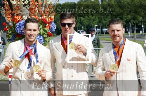 Den Haag 10 augustus 2021
De olympische sporters die een medaille hebben gewonnen op de olympische spelen van Tokyo worden geeerd door oa Mark Rutte en Minister Stef Blok. De huldiging vint plaats in het sportcentrum in het zuiderpark.
Aanwezig oa  Sifan Hassan Harrie Lavreysen  Kiran Badloe Annemiek v d Vleuten Niek Kimmann Shanne Braspennincx Abdi Nageeye Jeffrey Hoogland Gabriella Schloesser Steve Wijler Arno Kamminga Sharon v Rouwendaal Tom Dumoulin Anouk Vetter Femke Bol Nouchka Fontijn Merel Smulders Sanne v Dijke Maikel v d Vleuten Kirsten Wild Annemiek Bekkering Annette Duetz Emma Oosterwegel Marit Bouwmeester Anna v d Breggen Roy v d Berg , heren 4 roeien , dames 2 roeien, heren 4x 400m  en het nederlands dames hockeyteam .Ook chef de Mission Pieter v d Hoogenband is er natuurlijk bij .