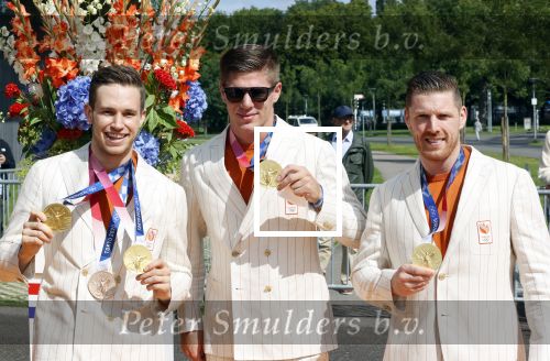 Den Haag 10 augustus 2021
De olympische sporters die een medaille hebben gewonnen op de olympische spelen van Tokyo worden geeerd door oa Mark Rutte en Minister Stef Blok. De huldiging vint plaats in het sportcentrum in het zuiderpark.
Aanwezig oa  Sifan Hassan Harrie Lavreysen  Kiran Badloe Annemiek v d Vleuten Niek Kimmann Shanne Braspennincx Abdi Nageeye Jeffrey Hoogland Gabriella Schloesser Steve Wijler Arno Kamminga Sharon v Rouwendaal Tom Dumoulin Anouk Vetter Femke Bol Nouchka Fontijn Merel Smulders Sanne v Dijke Maikel v d Vleuten Kirsten Wild Annemiek Bekkering Annette Duetz Emma Oosterwegel Marit Bouwmeester Anna v d Breggen Roy v d Berg , heren 4 roeien , dames 2 roeien, heren 4x 400m  en het nederlands dames hockeyteam .Ook chef de Mission Pieter v d Hoogenband is er natuurlijk bij .