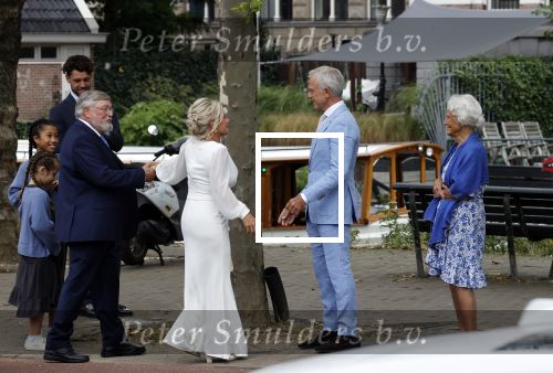 Amsterdam 21 augustus 2021
Jaap Jongbloes is getrouwd met zijn vriendin Inge Baken .
Inge werd door haar vader weg gegeven. Ze gingen met een boot de grachten van Amsterdam op.