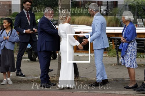 Amsterdam 21 augustus 2021
Jaap Jongbloes is getrouwd met zijn vriendin Inge Baken .
Inge werd door haar vader weg gegeven. Ze gingen met een boot de grachten van Amsterdam op.
