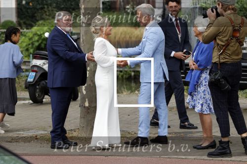 Amsterdam 21 augustus 2021
Jaap Jongbloes is getrouwd met zijn vriendin Inge Baken .
Inge werd door haar vader weg gegeven. Ze gingen met een boot de grachten van Amsterdam op.