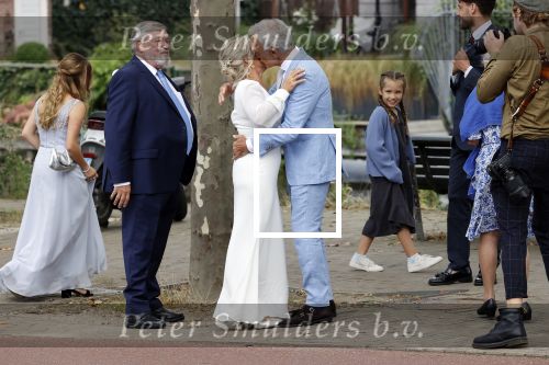 Amsterdam 21 augustus 2021
Jaap Jongbloes is getrouwd met zijn vriendin Inge Baken .
Inge werd door haar vader weg gegeven. Ze gingen met een boot de grachten van Amsterdam op.