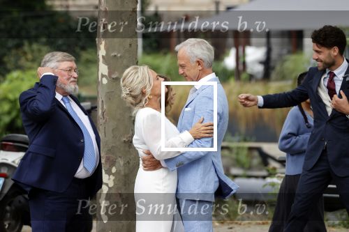 Amsterdam 21 augustus 2021
Jaap Jongbloes is getrouwd met zijn vriendin Inge Baken .
Inge werd door haar vader weg gegeven. Ze gingen met een boot de grachten van Amsterdam op.