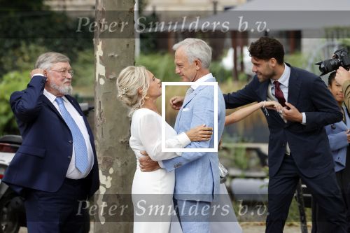 Amsterdam 21 augustus 2021
Jaap Jongbloes is getrouwd met zijn vriendin Inge Baken .
Inge werd door haar vader weg gegeven. Ze gingen met een boot de grachten van Amsterdam op.