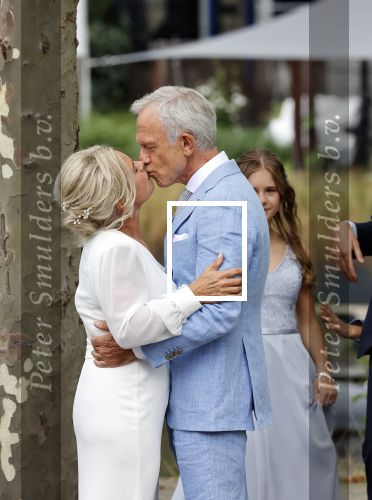 Amsterdam 21 augustus 2021
Jaap Jongbloes is getrouwd met zijn vriendin Inge Baken .
Inge werd door haar vader weg gegeven. Ze gingen met een boot de grachten van Amsterdam op.