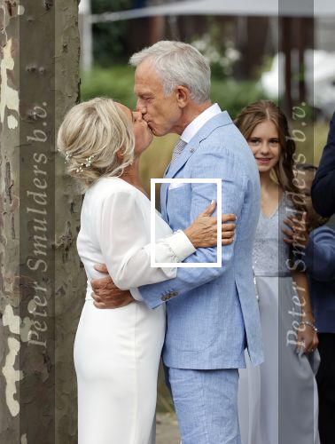 Amsterdam 21 augustus 2021
Jaap Jongbloes is getrouwd met zijn vriendin Inge Baken .
Inge werd door haar vader weg gegeven. Ze gingen met een boot de grachten van Amsterdam op.