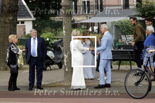Amsterdam 21 augustus 2021
Jaap Jongbloes is getrouwd met zijn vriendin Inge Baken .
Inge werd door haar vader weg gegeven. Ze gingen met een boot de grachten van Amsterdam op.