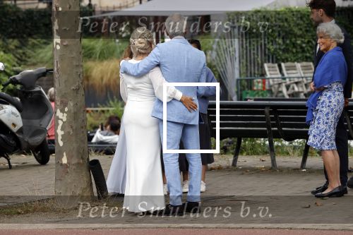 Amsterdam 21 augustus 2021
Jaap Jongbloes is getrouwd met zijn vriendin Inge Baken .
Inge werd door haar vader weg gegeven. Ze gingen met een boot de grachten van Amsterdam op.