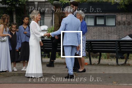 Amsterdam 21 augustus 2021
Jaap Jongbloes is getrouwd met zijn vriendin Inge Baken .
Inge werd door haar vader weg gegeven. Ze gingen met een boot de grachten van Amsterdam op.