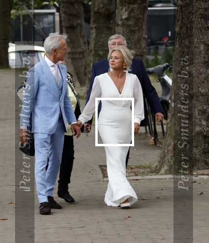 Amsterdam 21 augustus 2021
Jaap Jongbloes is getrouwd met zijn vriendin Inge Baken .
Inge werd door haar vader weg gegeven. Ze gingen met een boot de grachten van Amsterdam op.