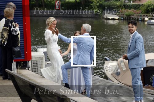 Amsterdam 21 augustus 2021
Jaap Jongbloes is getrouwd met zijn vriendin Inge Baken .
Inge werd door haar vader weg gegeven. Ze gingen met een boot de grachten van Amsterdam op.