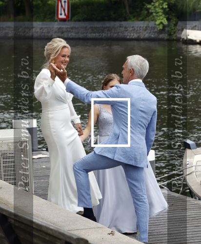 Amsterdam 21 augustus 2021
Jaap Jongbloes is getrouwd met zijn vriendin Inge Baken .
Inge werd door haar vader weg gegeven. Ze gingen met een boot de grachten van Amsterdam op.