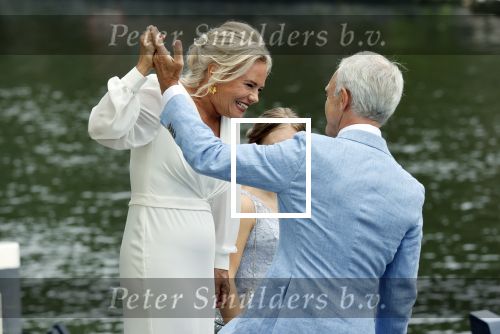 Amsterdam 21 augustus 2021
Jaap Jongbloes is getrouwd met zijn vriendin Inge Baken .
Inge werd door haar vader weg gegeven. Ze gingen met een boot de grachten van Amsterdam op.