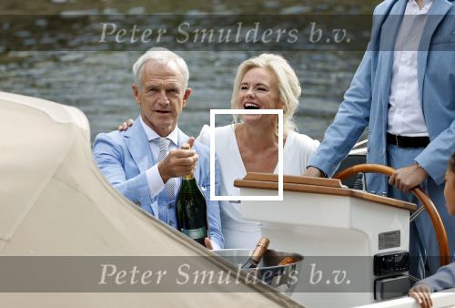 Amsterdam 21 augustus 2021
Jaap Jongbloes is getrouwd met zijn vriendin Inge Baken .
Inge werd door haar vader weg gegeven. Ze gingen met een boot de grachten van Amsterdam op.