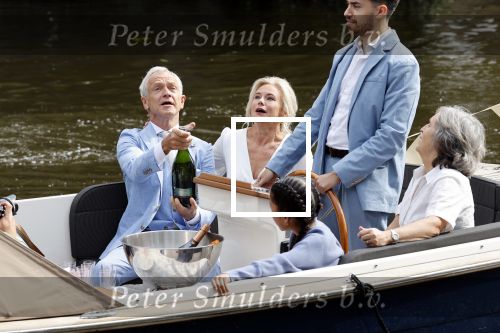 Amsterdam 21 augustus 2021
Jaap Jongbloes is getrouwd met zijn vriendin Inge Baken .
Inge werd door haar vader weg gegeven. Ze gingen met een boot de grachten van Amsterdam op.