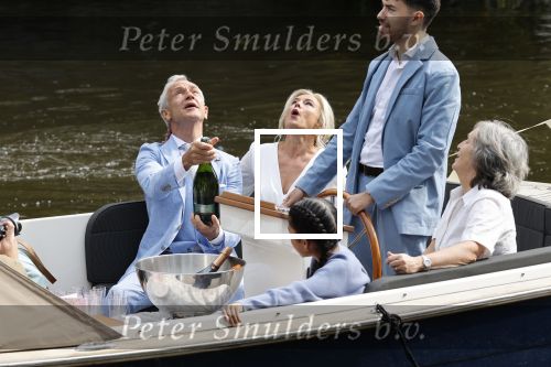 Amsterdam 21 augustus 2021
Jaap Jongbloes is getrouwd met zijn vriendin Inge Baken .
Inge werd door haar vader weg gegeven. Ze gingen met een boot de grachten van Amsterdam op.