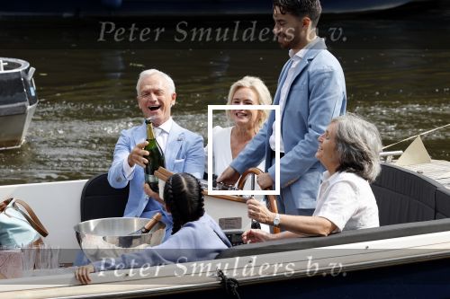 Amsterdam 21 augustus 2021
Jaap Jongbloes is getrouwd met zijn vriendin Inge Baken .
Inge werd door haar vader weg gegeven. Ze gingen met een boot de grachten van Amsterdam op.