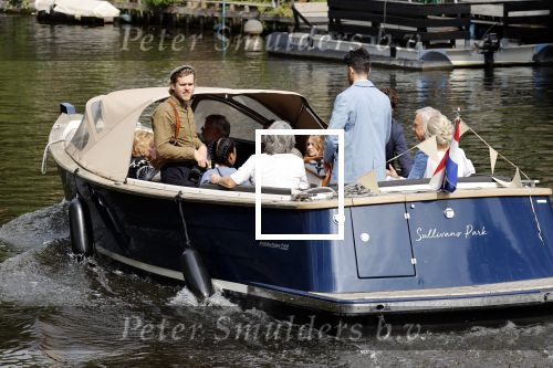 Amsterdam 21 augustus 2021
Jaap Jongbloes is getrouwd met zijn vriendin Inge Baken .
Inge werd door haar vader weg gegeven. Ze gingen met een boot de grachten van Amsterdam op.