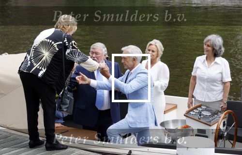 Amsterdam 21 augustus 2021
Jaap Jongbloes is getrouwd met zijn vriendin Inge Baken .
Inge werd door haar vader weg gegeven. Ze gingen met een boot de grachten van Amsterdam op.