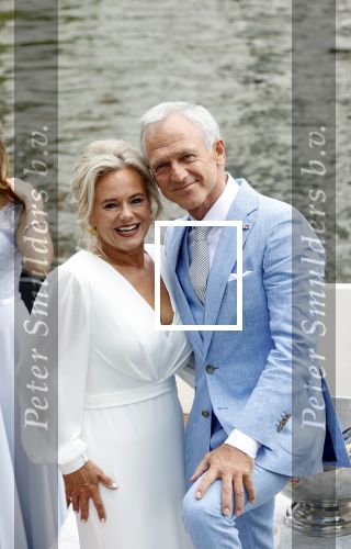 Amsterdam 21 augustus 2021
Jaap Jongbloes is getrouwd met zijn vriendin Inge Baken .
Inge werd door haar vader weg gegeven. Ze gingen met een boot de grachten van Amsterdam op.