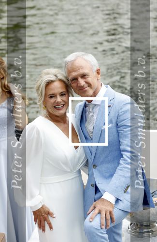 Amsterdam 21 augustus 2021
Jaap Jongbloes is getrouwd met zijn vriendin Inge Baken .
Inge werd door haar vader weg gegeven. Ze gingen met een boot de grachten van Amsterdam op.