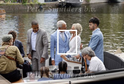 Amsterdam 21 augustus 2021
Jaap Jongbloes is getrouwd met zijn vriendin Inge Baken .
Inge werd door haar vader weg gegeven. Ze gingen met een boot de grachten van Amsterdam op.