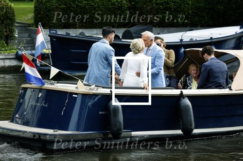 Amsterdam 21 augustus 2021
Jaap Jongbloes is getrouwd met zijn vriendin Inge Baken .
Inge werd door haar vader weg gegeven. Ze gingen met een boot de grachten van Amsterdam op.