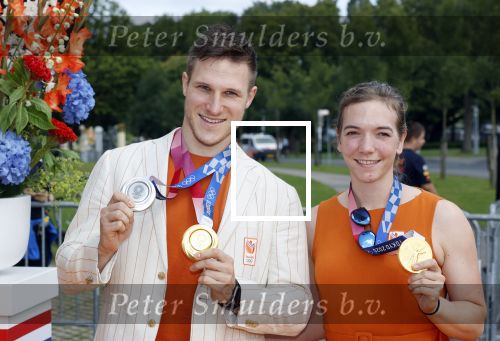 Den Haag 10 augustus 2021
De olympische sporters die een medaille hebben gewonnen op de olympische spelen van Tokyo worden geeerd door oa Mark Rutte en Minister Stef Blok. De huldiging vint plaats in het sportcentrum in het zuiderpark.
Aanwezig oa  Sifan Hassan Harrie Lavreysen  Kiran Badloe Annemiek v d Vleuten Niek Kimmann Shanne Braspennincx Abdi Nageeye Jeffrey Hoogland Gabriella Schloesser Steve Wijler Arno Kamminga Sharon v Rouwendaal Tom Dumoulin Anouk Vetter Femke Bol Nouchka Fontijn Merel Smulders Sanne v Dijke Maikel v d Vleuten Kirsten Wild Annemiek Bekkering Annette Duetz Emma Oosterwegel Marit Bouwmeester Anna v d Breggen Roy v d Berg , heren 4 roeien , dames 2 roeien, heren 4x 400m  en het nederlands dames hockeyteam .Ook chef de Mission Pieter v d Hoogenband is er natuurlijk bij .