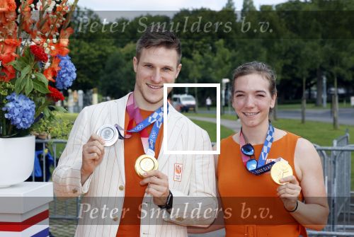 Den Haag 10 augustus 2021
De olympische sporters die een medaille hebben gewonnen op de olympische spelen van Tokyo worden geeerd door oa Mark Rutte en Minister Stef Blok. De huldiging vint plaats in het sportcentrum in het zuiderpark.
Aanwezig oa  Sifan Hassan Harrie Lavreysen  Kiran Badloe Annemiek v d Vleuten Niek Kimmann Shanne Braspennincx Abdi Nageeye Jeffrey Hoogland Gabriella Schloesser Steve Wijler Arno Kamminga Sharon v Rouwendaal Tom Dumoulin Anouk Vetter Femke Bol Nouchka Fontijn Merel Smulders Sanne v Dijke Maikel v d Vleuten Kirsten Wild Annemiek Bekkering Annette Duetz Emma Oosterwegel Marit Bouwmeester Anna v d Breggen Roy v d Berg , heren 4 roeien , dames 2 roeien, heren 4x 400m  en het nederlands dames hockeyteam .Ook chef de Mission Pieter v d Hoogenband is er natuurlijk bij .