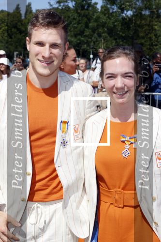 Den Haag 10 augustus 2021
De olympische sporters die een medaille hebben gewonnen op de olympische spelen van Tokyo worden geeerd door oa Mark Rutte en Minister Stef Blok. De huldiging vint plaats in het sportcentrum in het zuiderpark.
Aanwezig oa  Sifan Hassan Harrie Lavreysen  Kiran Badloe Annemiek v d Vleuten Niek Kimmann Shanne Braspennincx Abdi Nageeye Jeffrey Hoogland Gabriella Schloesser Steve Wijler Arno Kamminga Sharon v Rouwendaal Tom Dumoulin Anouk Vetter Femke Bol Nouchka Fontijn Merel Smulders Sanne v Dijke Maikel v d Vleuten Kirsten Wild Annemiek Bekkering Annette Duetz Emma Oosterwegel Marit Bouwmeester Anna v d Breggen Roy v d Berg , heren 4 roeien , dames 2 roeien, heren 4x 400m  en het nederlands dames hockeyteam .Ook chef de Mission Pieter v d Hoogenband is er natuurlijk bij .