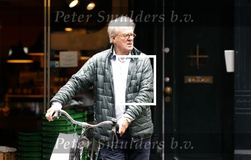 Amsterdam 9 augustus 2021
Jeroen Krabbe doet boodschappen op de fiets