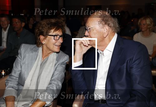 Amsterdam 26 augustus 2021
Presentatie magazine van het DeLaMar theater . Joop v d Ende geeft toespraak . Simone Kleinsma kreeg het eerste exemplaar. Joop en Janine