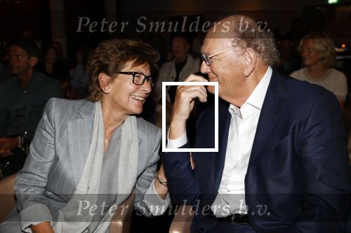 Amsterdam 26 augustus 2021
Presentatie magazine van het DeLaMar theater . Joop v d Ende geeft toespraak . Simone Kleinsma kreeg het eerste exemplaar. Joop en Janine