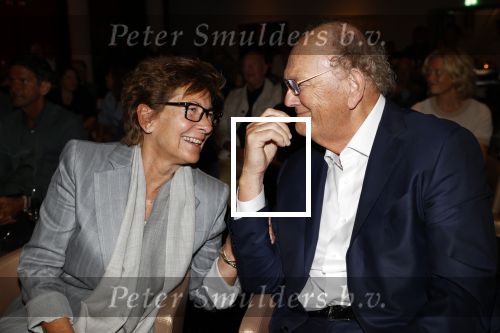 Amsterdam 26 augustus 2021
Presentatie magazine van het DeLaMar theater . Joop v d Ende geeft toespraak . Simone Kleinsma kreeg het eerste exemplaar. Joop en Janine