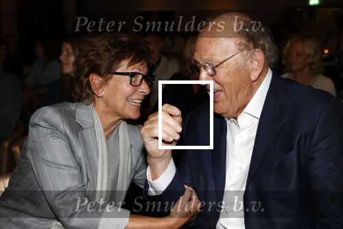 Amsterdam 26 augustus 2021
Presentatie magazine van het DeLaMar theater . Joop v d Ende geeft toespraak . Simone Kleinsma kreeg het eerste exemplaar. Joop en Janine