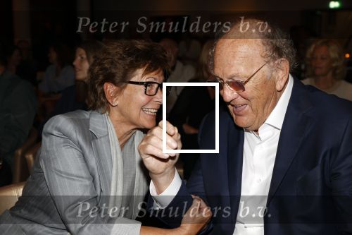 Amsterdam 26 augustus 2021
Presentatie magazine van het DeLaMar theater . Joop v d Ende geeft toespraak . Simone Kleinsma kreeg het eerste exemplaar. Joop en Janine