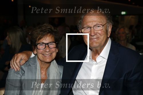 Amsterdam 26 augustus 2021
Presentatie magazine van het DeLaMar theater . Joop v d Ende geeft toespraak . Simone Kleinsma kreeg het eerste exemplaar. Joop en Janine