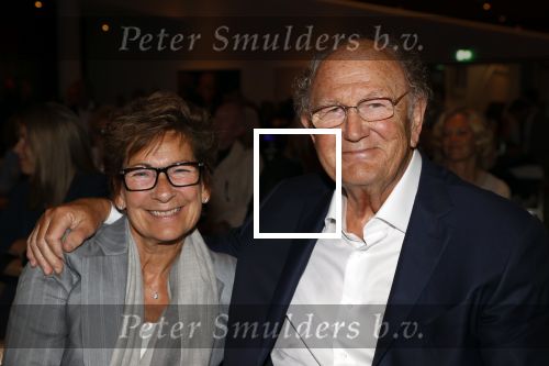 Amsterdam 26 augustus 2021
Presentatie magazine van het DeLaMar theater . Joop v d Ende geeft toespraak . Simone Kleinsma kreeg het eerste exemplaar. Joop en Janine