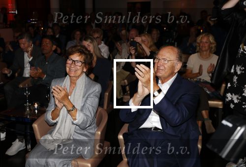Amsterdam 26 augustus 2021
Presentatie magazine van het DeLaMar theater . Joop v d Ende geeft toespraak . Simone Kleinsma kreeg het eerste exemplaar. Joop en Janine