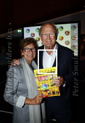 Amsterdam 26 augustus 2021
Presentatie magazine van het DeLaMar theater . Joop v d Ende geeft toespraak . Simone Kleinsma kreeg het eerste exemplaar. Joop en Janine