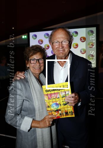Amsterdam 26 augustus 2021
Presentatie magazine van het DeLaMar theater . Joop v d Ende geeft toespraak . Simone Kleinsma kreeg het eerste exemplaar. Joop en Janine