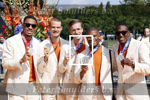 Den Haag 10 augustus 2021
De olympische sporters die een medaille hebben gewonnen op de olympische spelen van Tokyo worden geeerd door oa Mark Rutte en Minister Stef Blok. De huldiging vint plaats in het sportcentrum in het zuiderpark.
Aanwezig oa  Sifan Hassan Harrie Lavreysen  Kiran Badloe Annemiek v d Vleuten Niek Kimmann Shanne Braspennincx Abdi Nageeye Jeffrey Hoogland Gabriella Schloesser Steve Wijler Arno Kamminga Sharon v Rouwendaal Tom Dumoulin Anouk Vetter Femke Bol Nouchka Fontijn Merel Smulders Sanne v Dijke Maikel v d Vleuten Kirsten Wild Annemiek Bekkering Annette Duetz Emma Oosterwegel Marit Bouwmeester Anna v d Breggen Roy v d Berg , heren 4 roeien , dames 2 roeien, heren 4x 400m  en het nederlands dames hockeyteam .Ook chef de Mission Pieter v d Hoogenband is er natuurlijk bij . 4x 400 meter Liemarvin Bonevacia Jochem Dobber Tony v Diepen Terrence Agard en Ramsey Angela