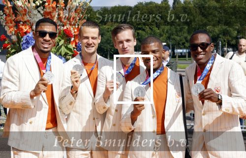 Den Haag 10 augustus 2021
De olympische sporters die een medaille hebben gewonnen op de olympische spelen van Tokyo worden geeerd door oa Mark Rutte en Minister Stef Blok. De huldiging vint plaats in het sportcentrum in het zuiderpark.
Aanwezig oa  Sifan Hassan Harrie Lavreysen  Kiran Badloe Annemiek v d Vleuten Niek Kimmann Shanne Braspennincx Abdi Nageeye Jeffrey Hoogland Gabriella Schloesser Steve Wijler Arno Kamminga Sharon v Rouwendaal Tom Dumoulin Anouk Vetter Femke Bol Nouchka Fontijn Merel Smulders Sanne v Dijke Maikel v d Vleuten Kirsten Wild Annemiek Bekkering Annette Duetz Emma Oosterwegel Marit Bouwmeester Anna v d Breggen Roy v d Berg , heren 4 roeien , dames 2 roeien, heren 4x 400m  en het nederlands dames hockeyteam .Ook chef de Mission Pieter v d Hoogenband is er natuurlijk bij . 4x 400 meter Liemarvin Bonevacia Jochem Dobber Tony v Diepen Terrence Agard en Ramsey Angela