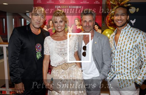 Utrecht 17 augustus 2021
Premiere Niks vreemds aan in Pathe Leidse Rijn.
cast met Loek Peters Peggy Vrijens Frederik Brom en Juvat Westendorp
